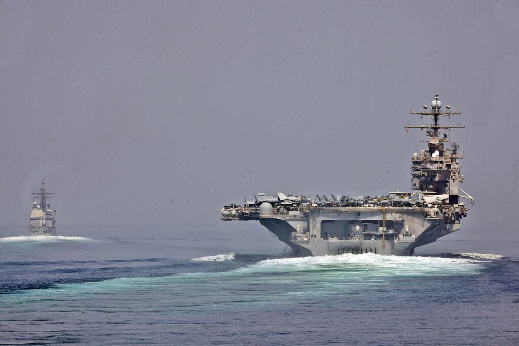 Dos portaaviones de la Marina de EE. UU. transitan por el Estrecho de Ormuz.