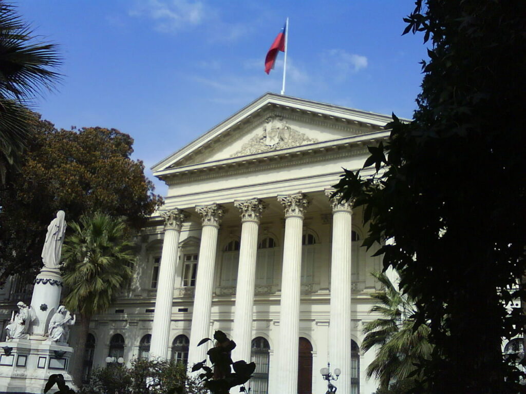 Fachada del Congreso Nacional de Chile, un edificio emblemático del poder legislativo chileno.