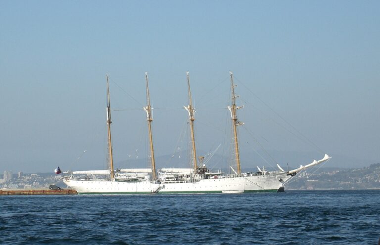 El buque escuela Esmeralda atracado en el puerto de Valparaíso, Chile.