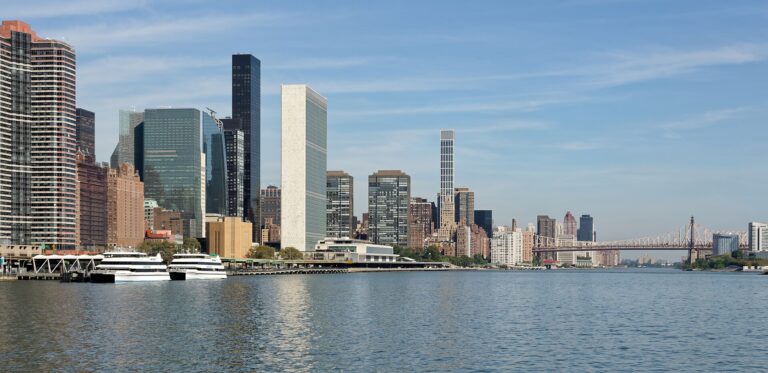 Vista del río con el horizonte de la ciudad y edificios modernos en Nueva York.