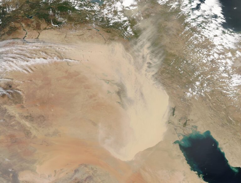 Vista aérea de una gran tormenta de polvo sobre el Medio Oriente, afectando la región.