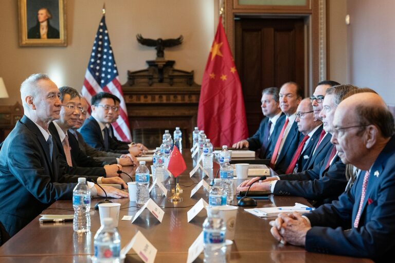 Reunión de negociadores comerciales de EE. UU. y China en una mesa de conferencias.