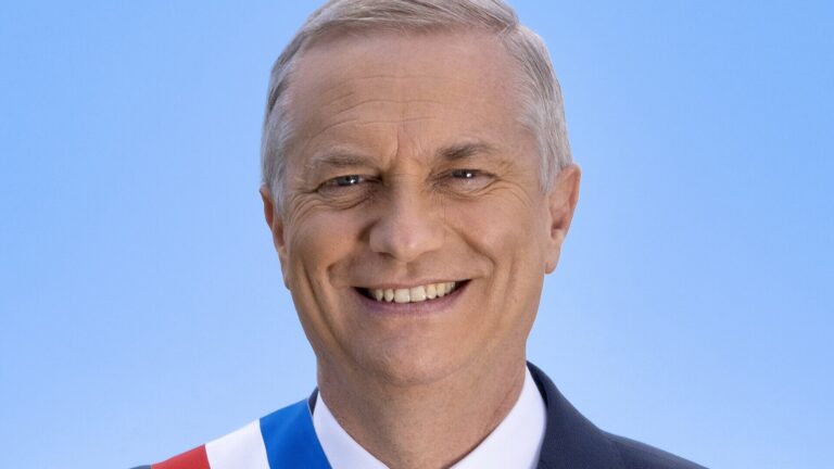 Retrato oficial de José Antonio Kast, en traje oscuro, con una banda presidencial que lleva el escudo de Chile.