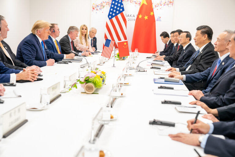 Donald Trump y otros líderes mundiales en una reunión de cumbre en Osaka, Japón.