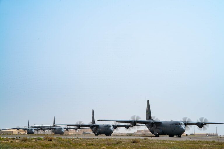Cuatro aviones C-130-J Super Hercules de la Fuerza Aérea de EE. UU. cargados con ayuda humanitaria en Gaza.