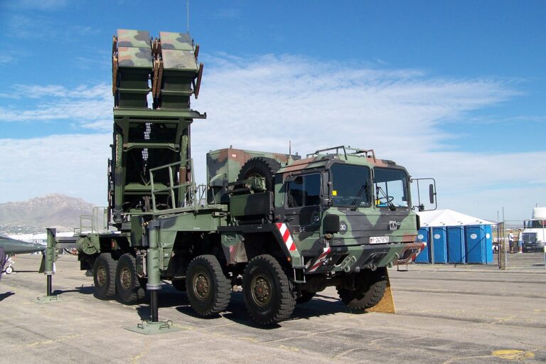Sistema de lanzadores de misiles Patriot en exhibición en un campo de pruebas.