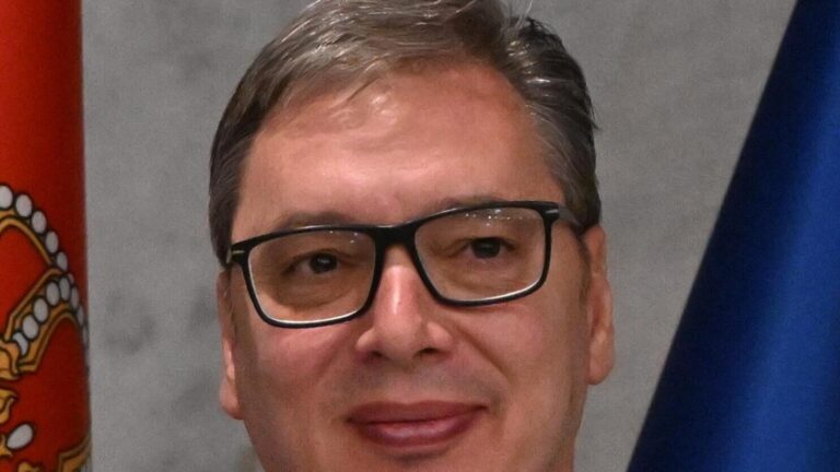 Retrato de Aleksandar Vučić, presidente de Serbia, sonriendo y mirando a la cámara.