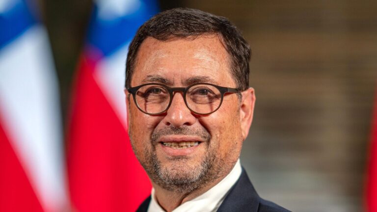 Canciller Francisco Pérez Mackenna en un evento oficial, vistiendo traje y corbata.
