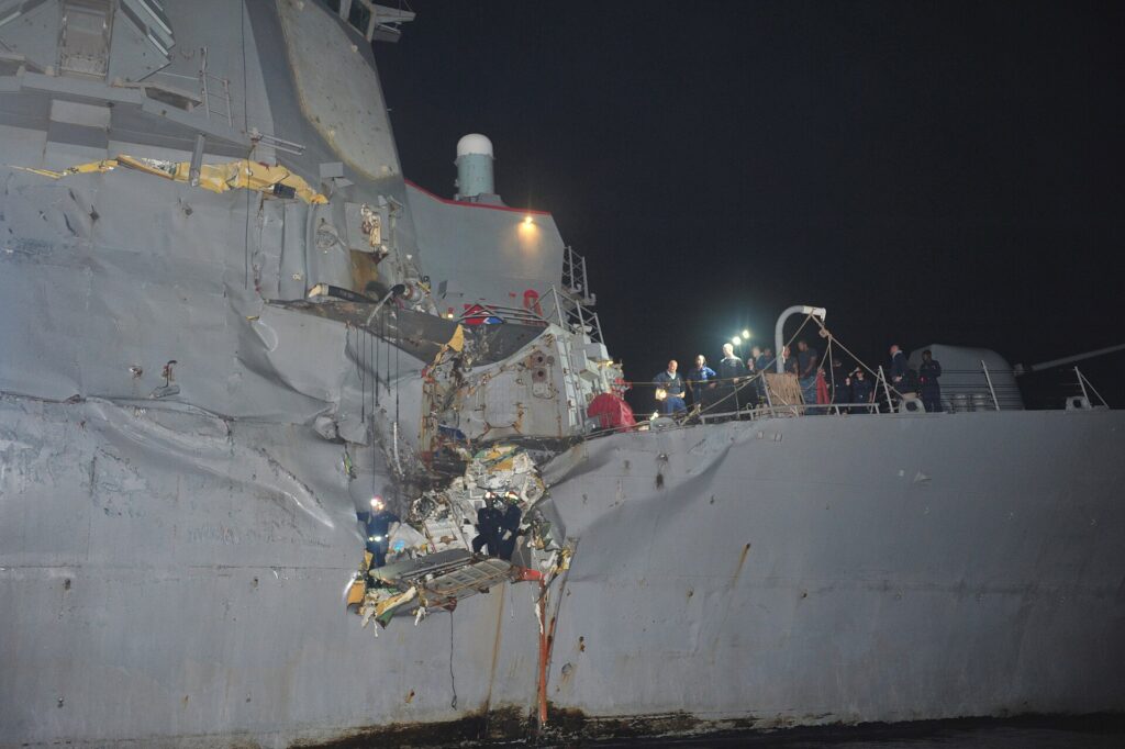 El destructor de misiles guiados USS Porter dañado tras colisión con un petrolero en el Estrecho de Ormuz.