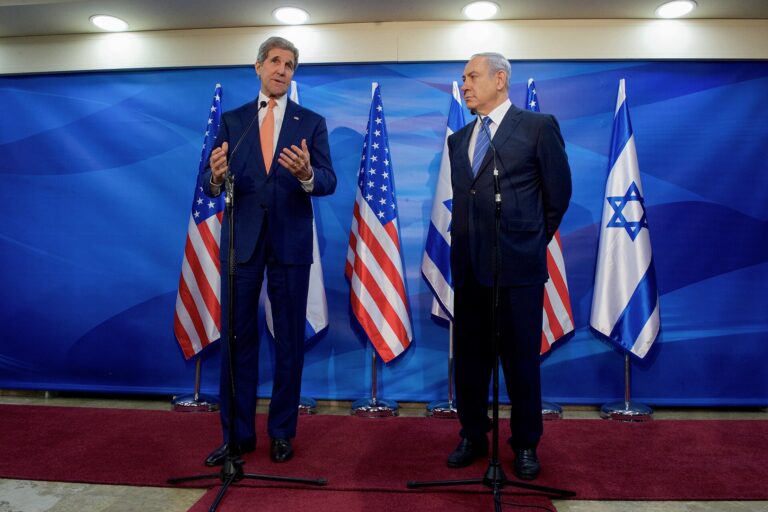 Joe Biden y Benjamin Netanyahu en una reunión bilateral con banderas de EE. UU. e Israel.