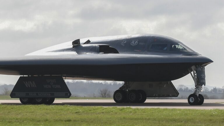 Un bombardero furtivo B-2 Spirit en la pista de RAF Fairford.