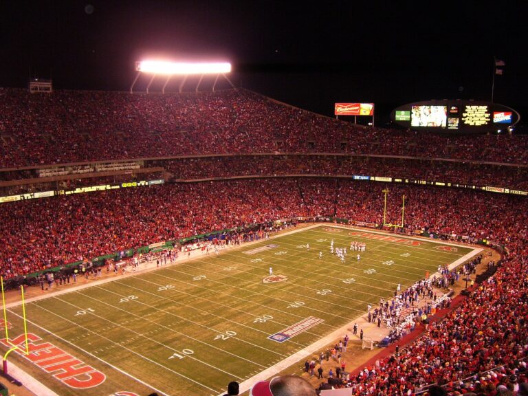 Vista de un estadio de la NFL lleno de gente durante un partido.