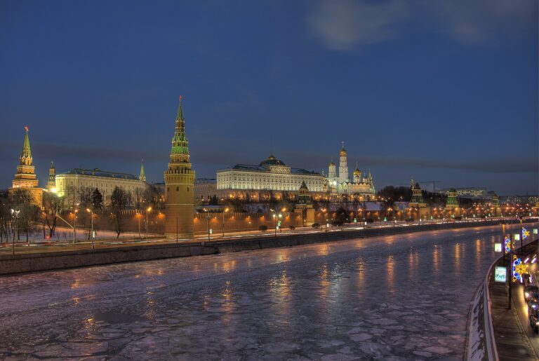Vista nocturna del Kremlin de Moscú y el río Moscova.