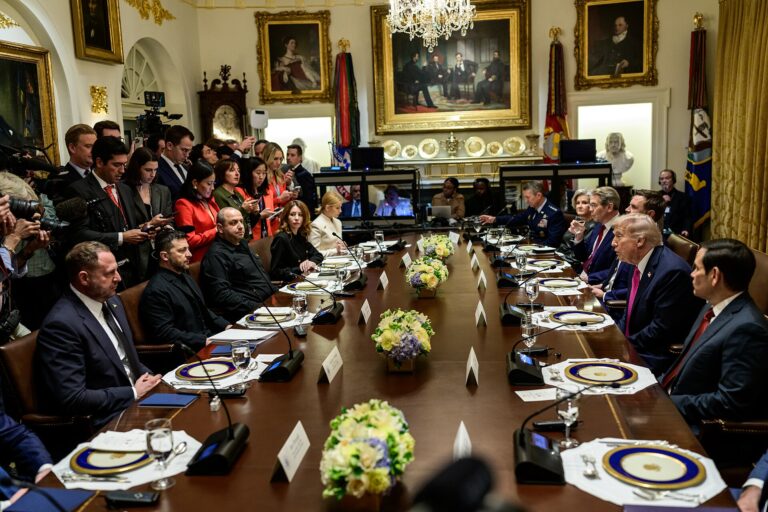 Donald Trump y Volodímir Zelenski en una reunión en la Sala de Conferencias de la Casa Blanca.