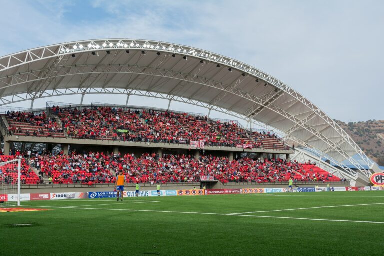Vista panorámica del estadio Municipal Nicolás Chahuán con gradas llenas de espectadores.